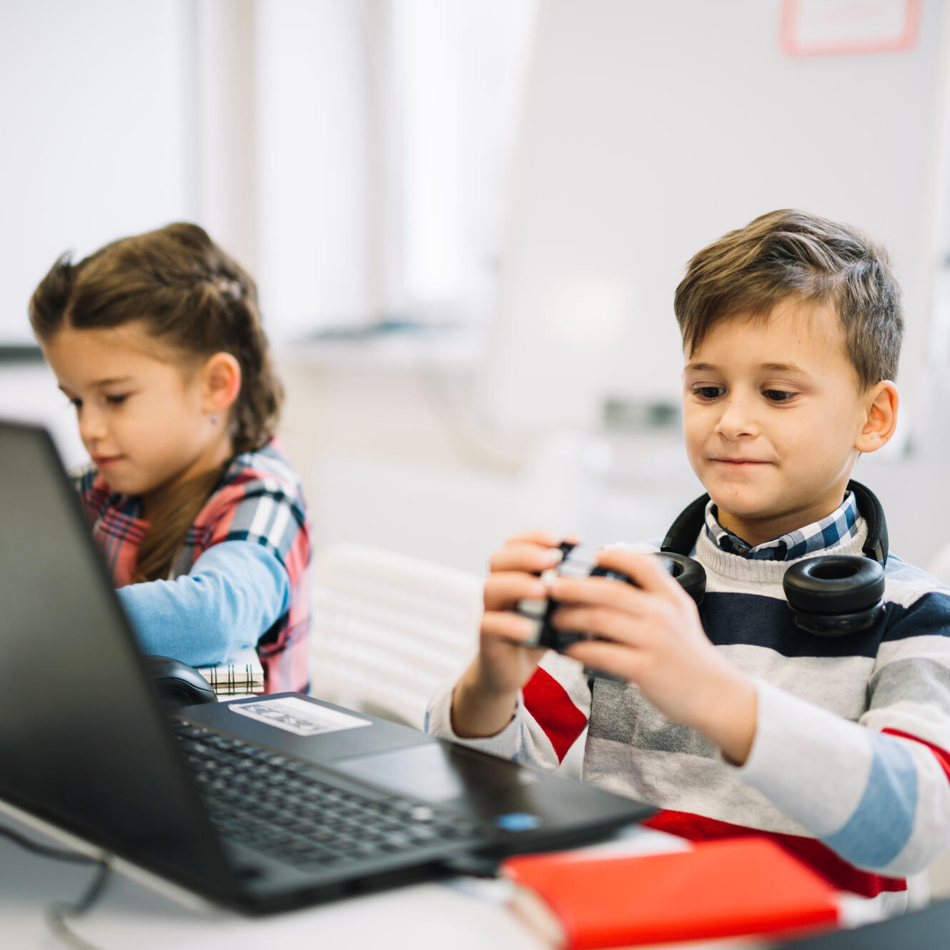 kid using computer & playing cubes